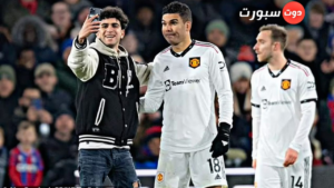 عاجل .. بسبب اقتحام احد المشجعين ملعب المباراة توقف مباراة اليونايتد بالدوري والتي انتهت بالتعادل 